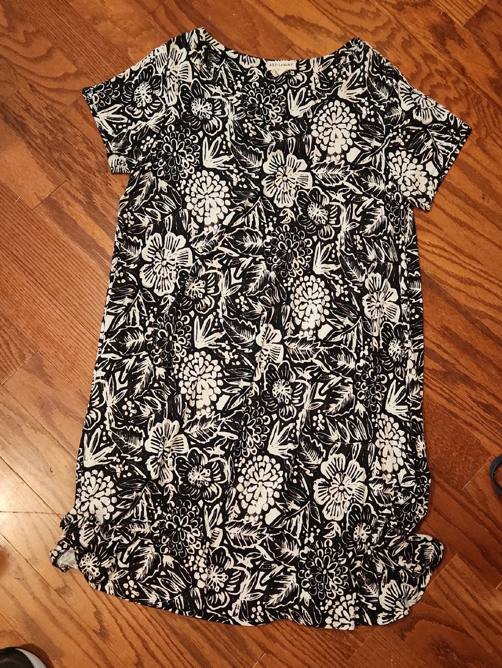 Artisan Ny Black and White Floral Short Sleeve Dress